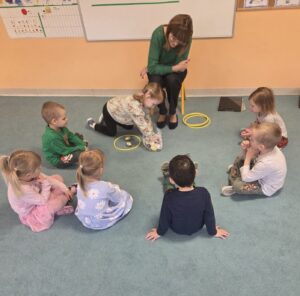 Dzieci segregują i przeliczają pisanki