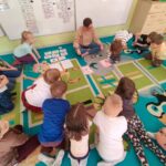 Dzieci aktywnie uczestniczą w zajęciach pt. "Dzień dentysty"