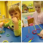 Dzieci z grupy "Słoneczka" podczas zabawy z darami Froebla