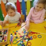 Dzieci z grupy "Słoneczka" podczas zabawy z darami Froebla