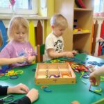 Dzieci z grupy "Słoneczka" podczas zabawy z darami Froebla