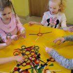 Dzieci z grupy "Słoneczka" podczas zabawy z darami Froebla