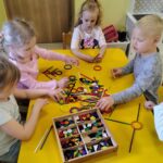 Dzieci z grupy "Słoneczka" podczas zabawy z darami Froebla