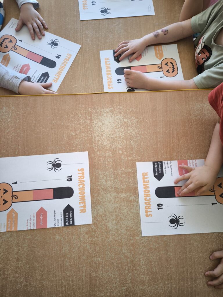 Dzieci uczestniczą w zajęciach dotyczących emocji - strachu.