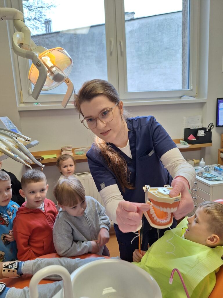 Dzieci uczą się jak dbać o zęby.