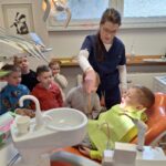 Dzieci uczą się jak dbać o zęby.