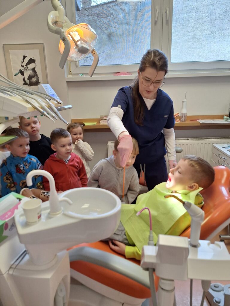 Dzieci uczą się jak dbać o zęby.