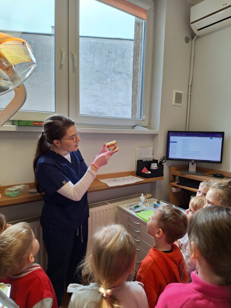 Dzieci oglądają sprzęt stomatologiczny.