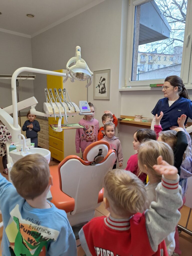 Dzieci oglądają sprzęt stomatologiczny.