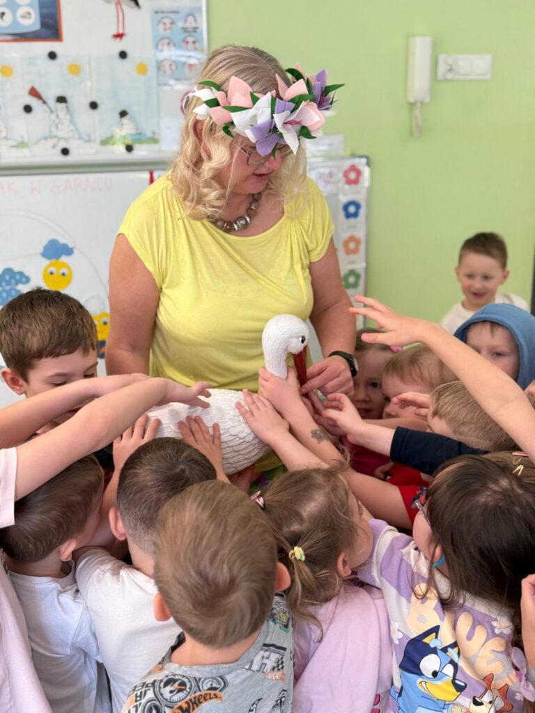 Dzieci uczestniczą w spotkaniu z bibliotekarką.