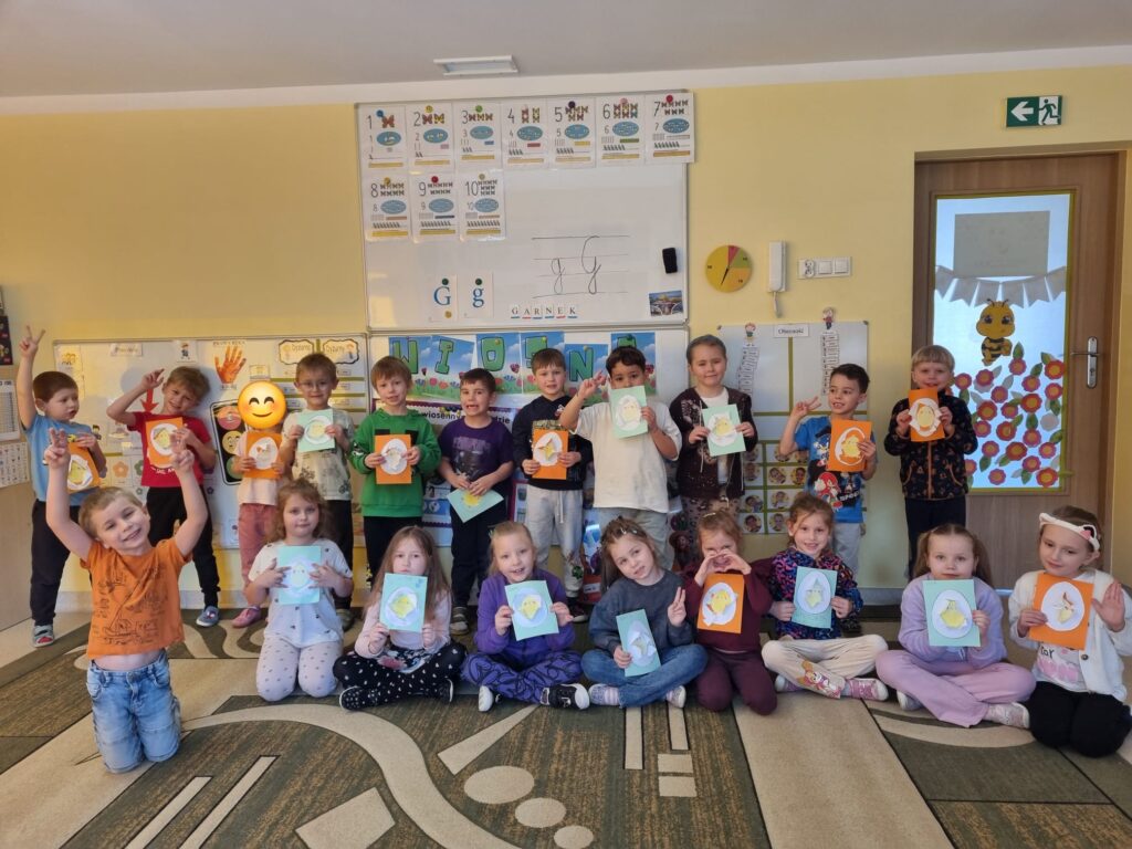 Zdjęcie grupowe z wykonanymi pracami.