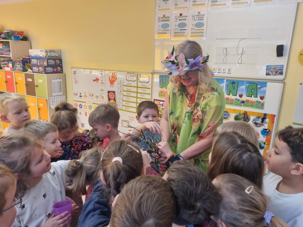 Dzieci uczestniczą w spotkaniu z bibliotekarką.