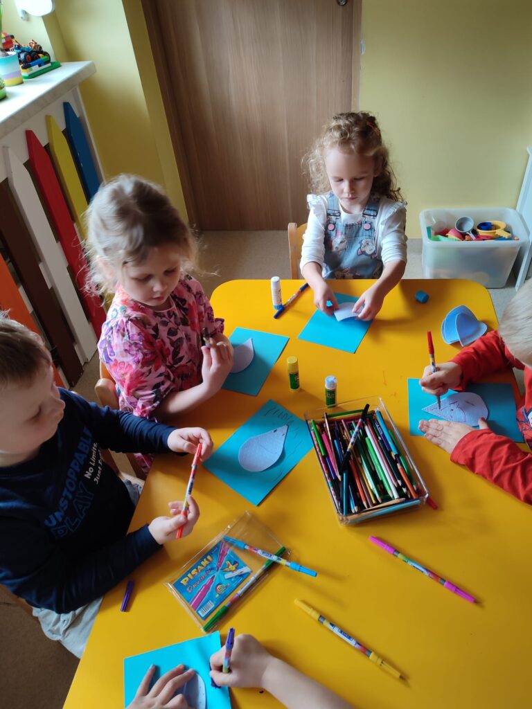 Dzieci wykonują prace plastyczną