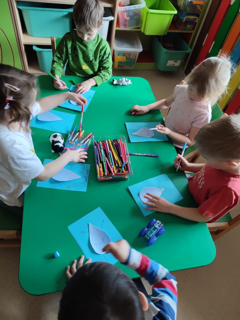 Dzieci wykonują prace plastyczną
