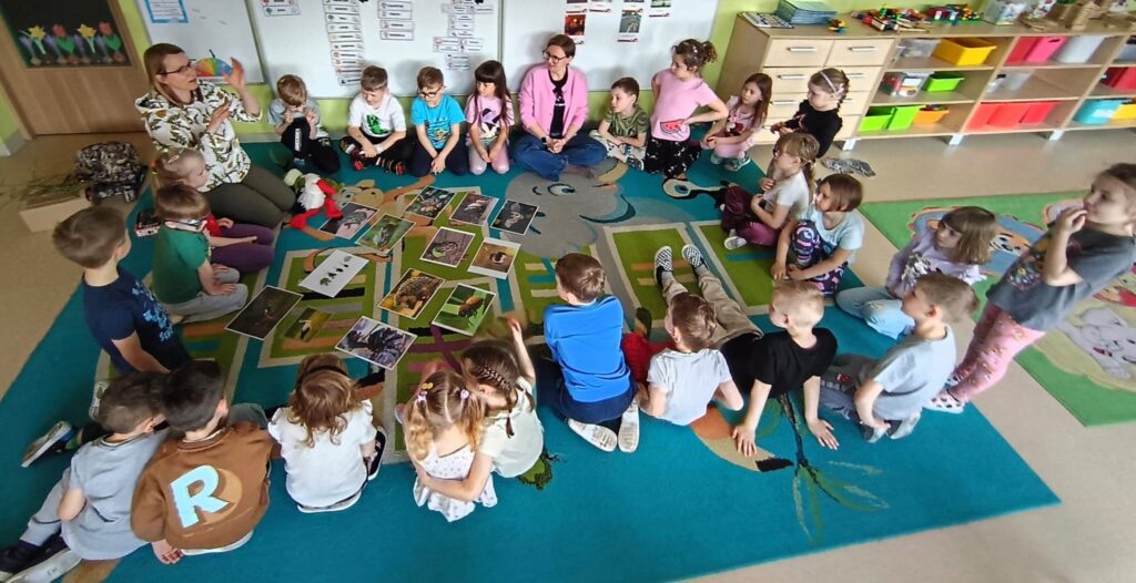 Dzieci biorą udział w zajęciach przyrodniczych.