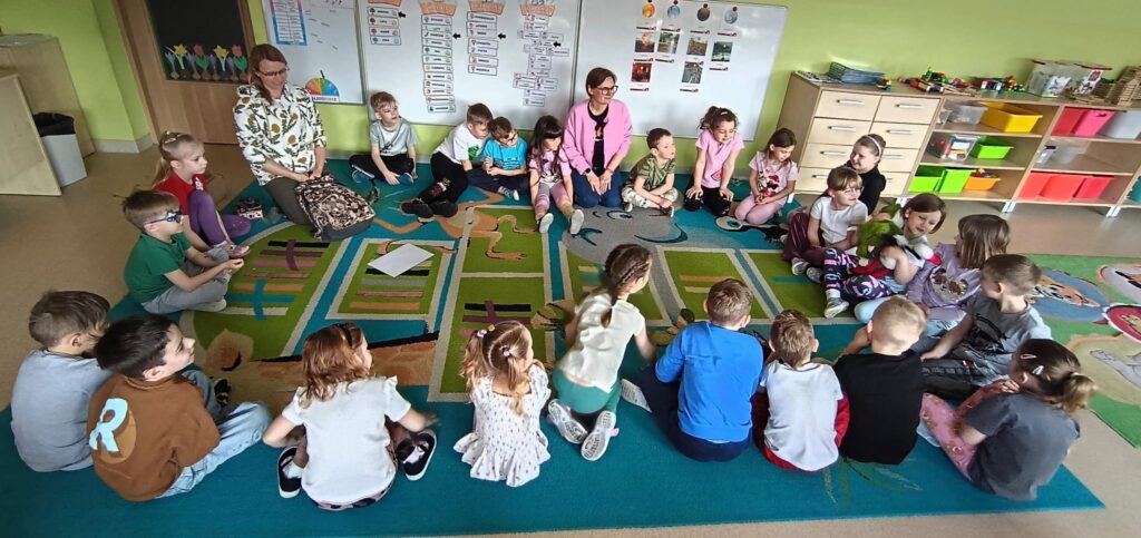 Dzieci biorą udział w zajęciach przyrodniczych.