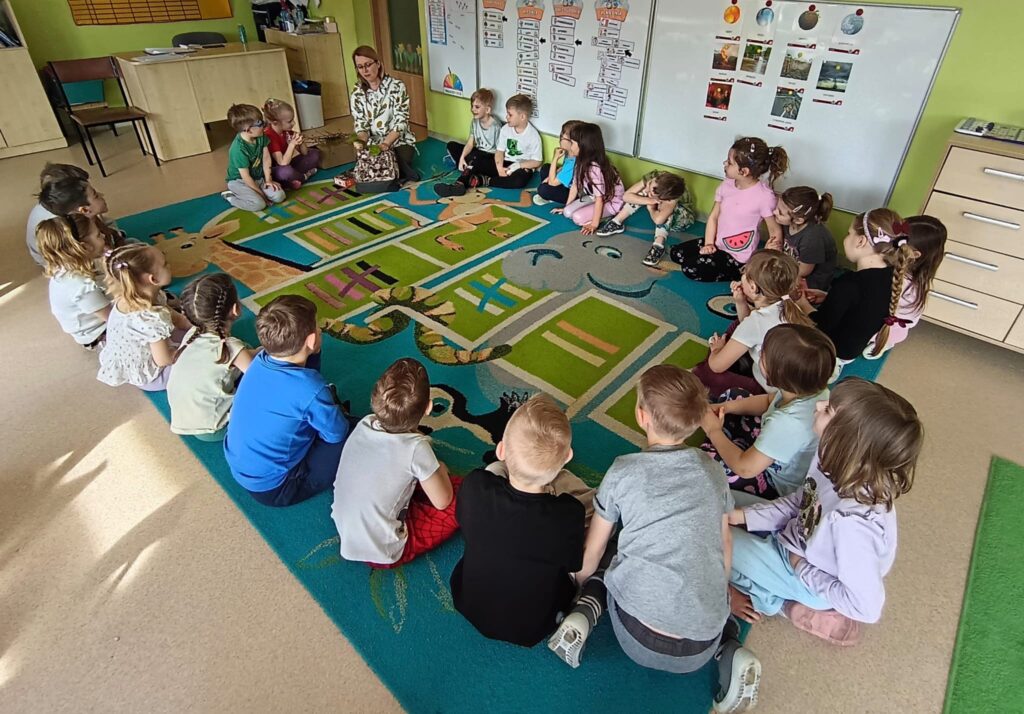 Dzieci biorą udział w zajęciach przyrodniczych.