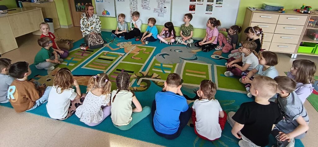 Dzieci biorą udział w zajęciach przyrodniczych.