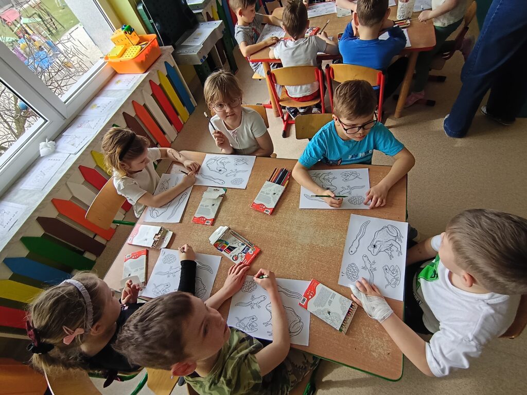 Dzieci biorą udział w zajęciach przyrodniczych.