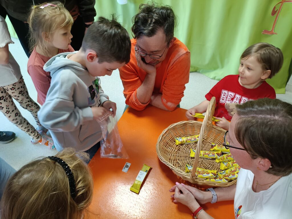 Dzieci wraz z rodzicami biorą udział w matematycznych zajęciach otwartych.