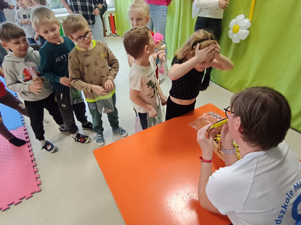 Dzieci wraz z rodzicami biorą udział w matematycznych zajęciach otwartych.