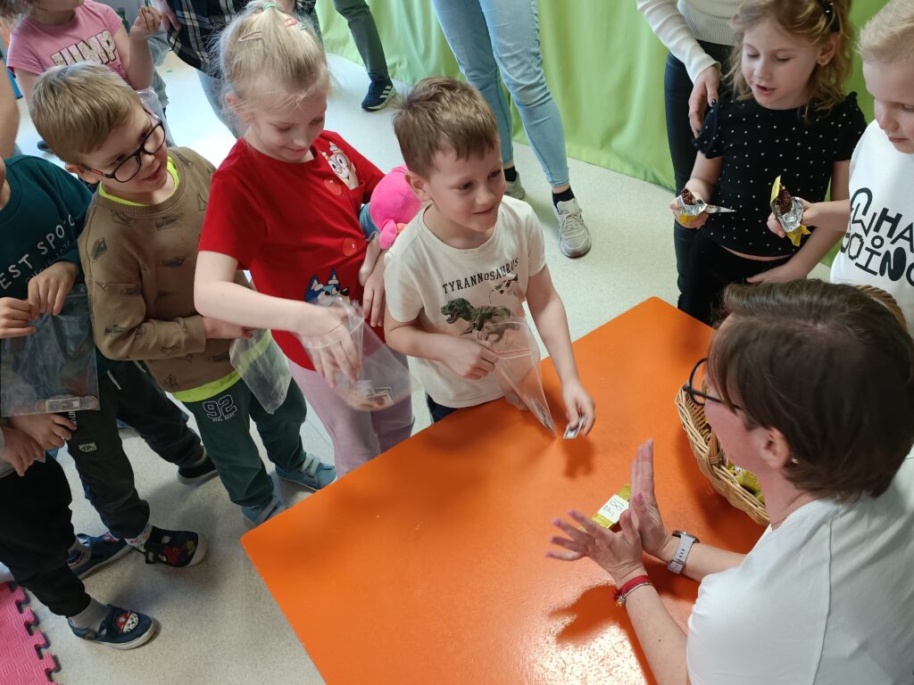 Dzieci wraz z rodzicami biorą udział w matematycznych zajęciach otwartych.