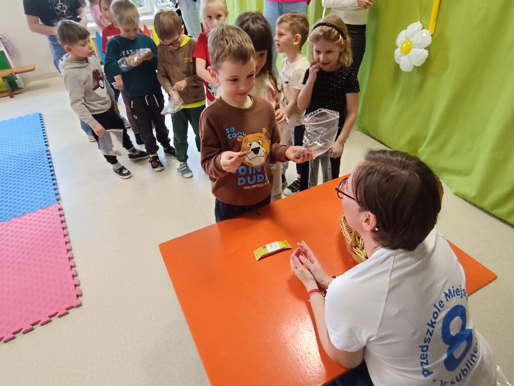 Dzieci wraz z rodzicami biorą udział w matematycznych zajęciach otwartych.