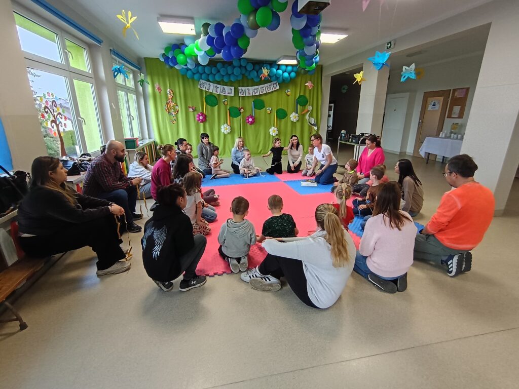 Dzieci wraz z rodzicami biorą udział w matematycznych zajęciach otwartych.