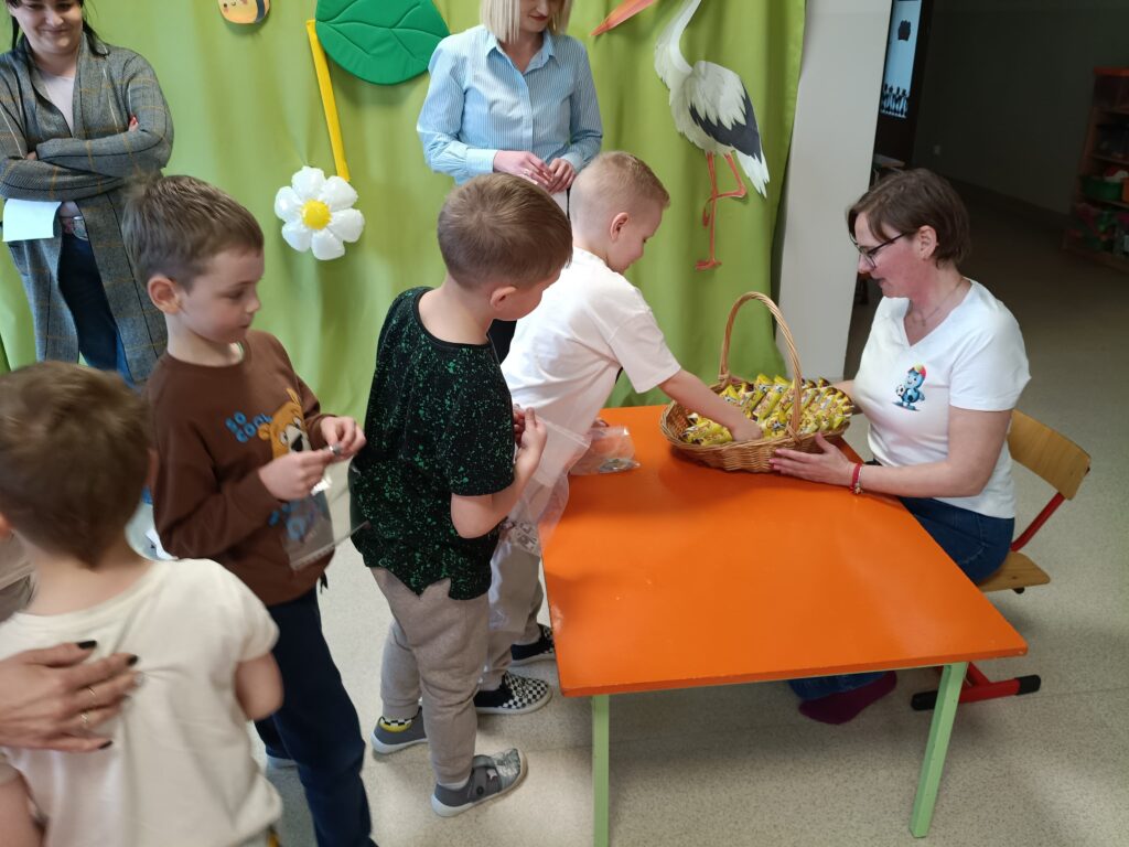 Dzieci wraz z rodzicami biorą udział w matematycznych zajęciach otwartych.