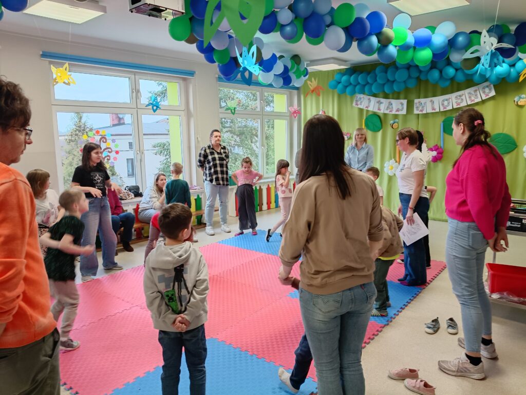 Dzieci wraz z rodzicami biorą udział w matematycznych zajęciach otwartych.