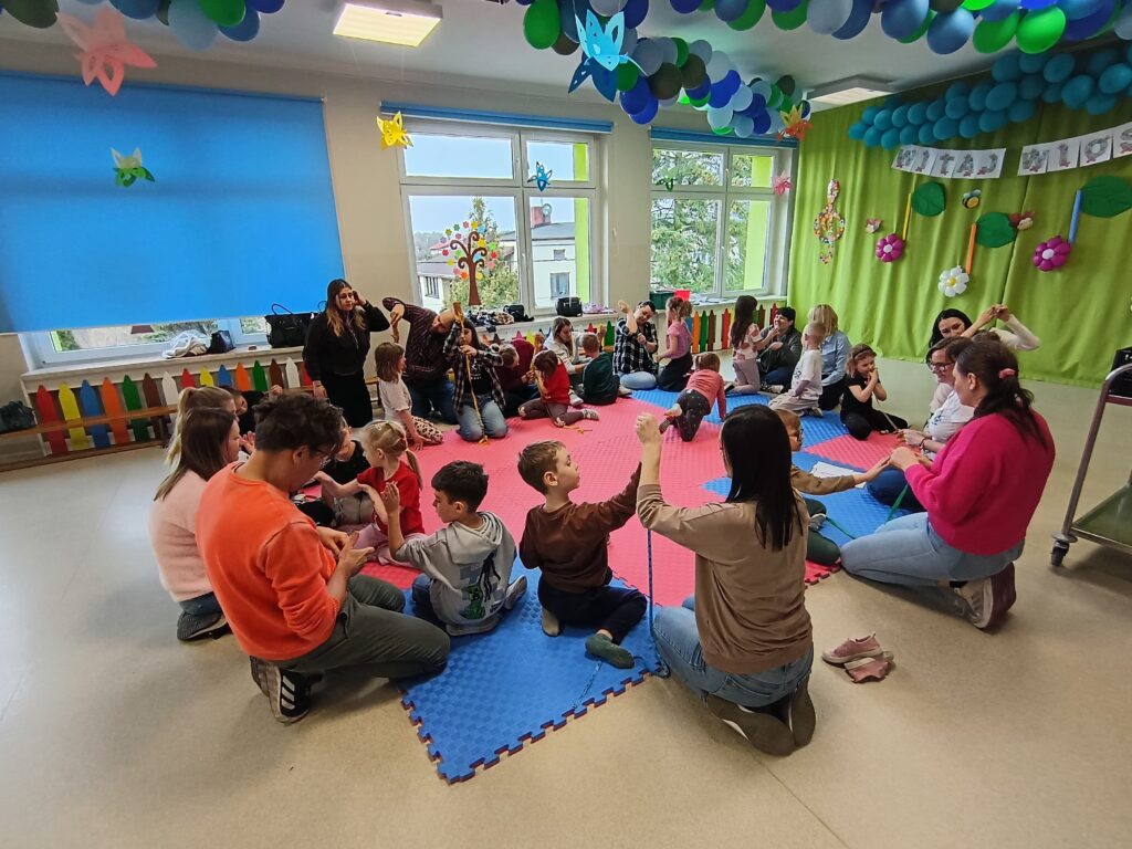 Dzieci wraz z rodzicami biorą udział w matematycznych zajęciach otwartych.