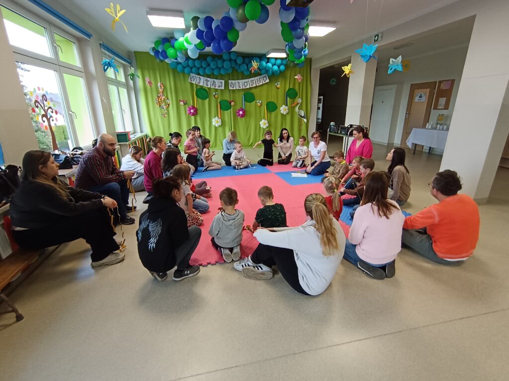 Dzieci wraz z rodzicami biorą udział w matematycznych zajęciach otwartych.