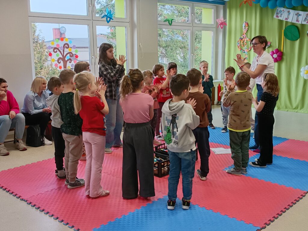 Dzieci wraz z rodzicami biorą udział w matematycznych zajęciach otwartych.