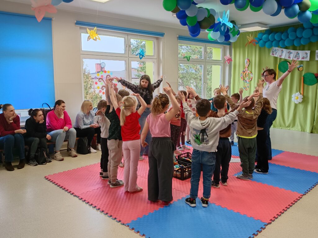 Dzieci wraz z rodzicami biorą udział w matematycznych zajęciach otwartych.