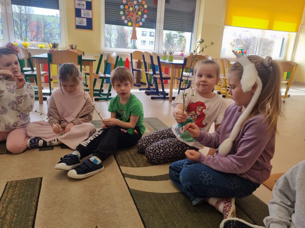 Dzieci oglądają eksponaty.