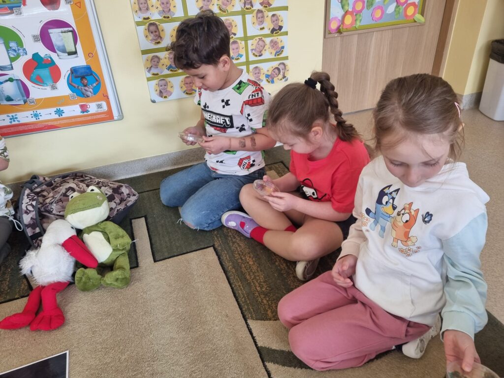 Dzieci oglądają eksponaty.