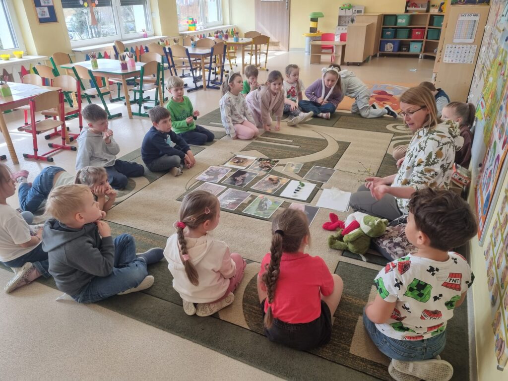 Dzieci biorą udział w zajęciach przyrodniczych.