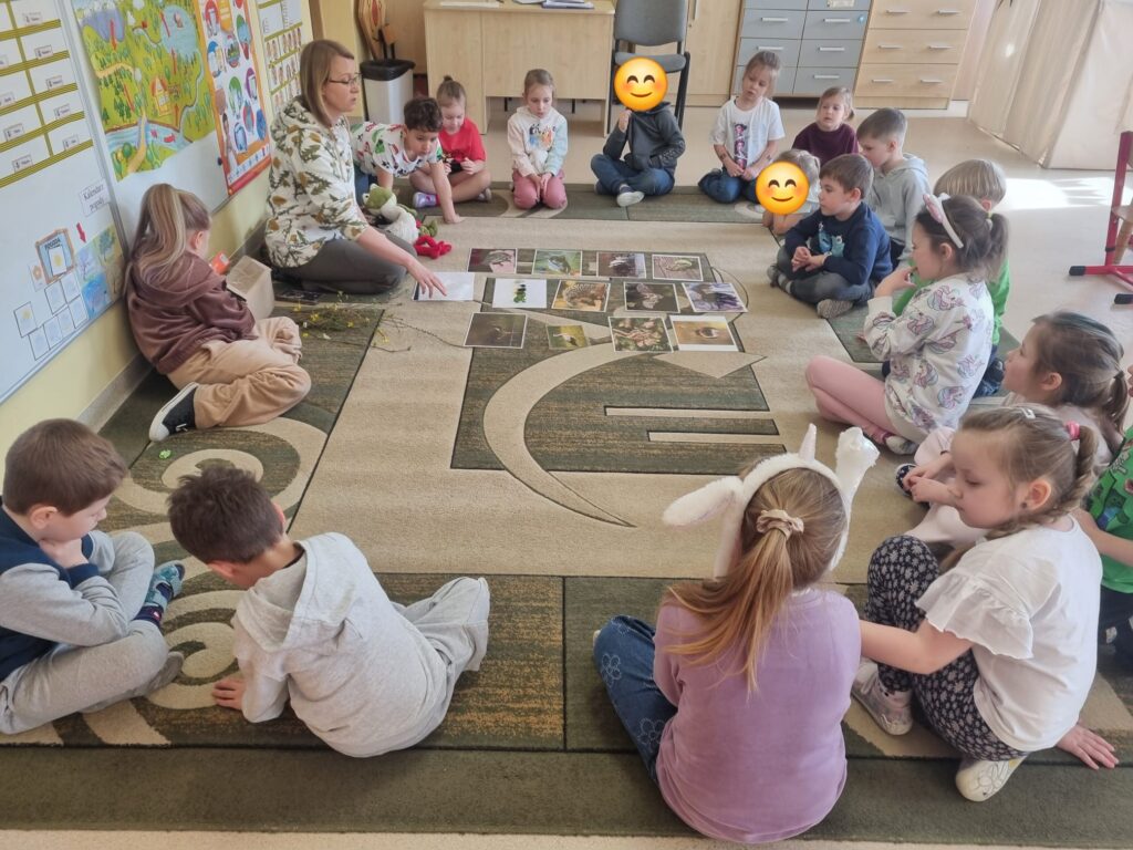 Dzieci biorą udział w zajęciach przyrodniczych.