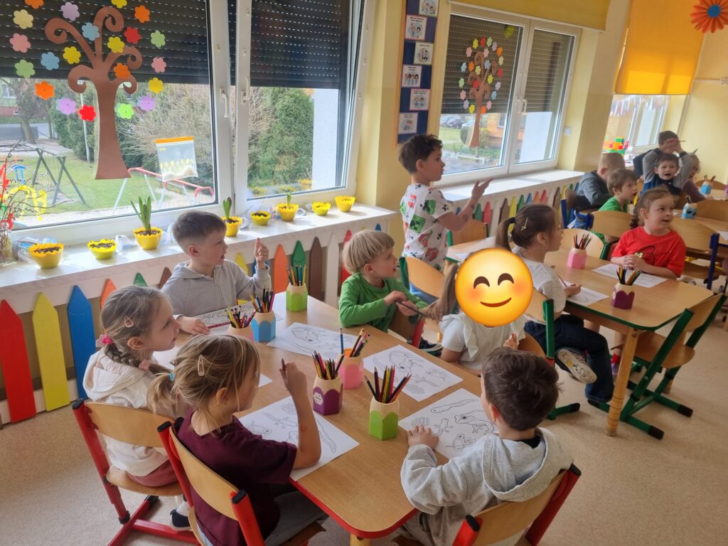 Dzieci biorą udział w zajęciach przyrodniczych.