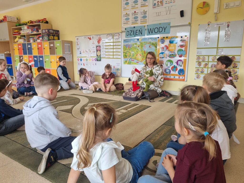 Dzieci biorą udział w zajęciach przyrodniczych.