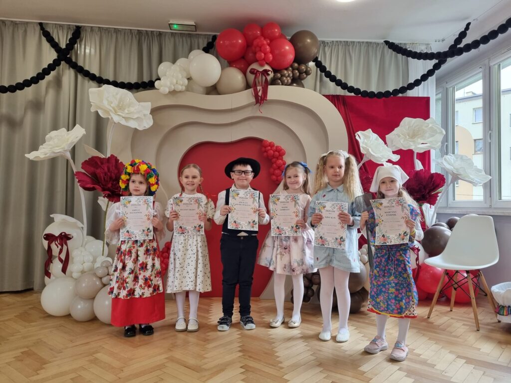 Uczestnicy konkursu zdjęcie grupowe.