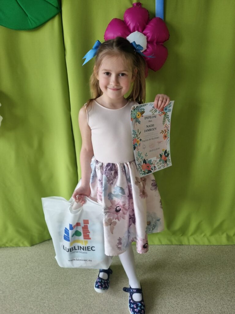 Dziewczynka z otrzymanymi nagrodami.