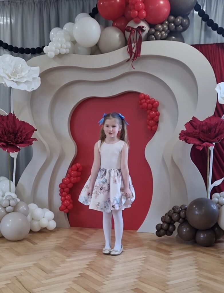 Dziewczynka recytuje wiersz.