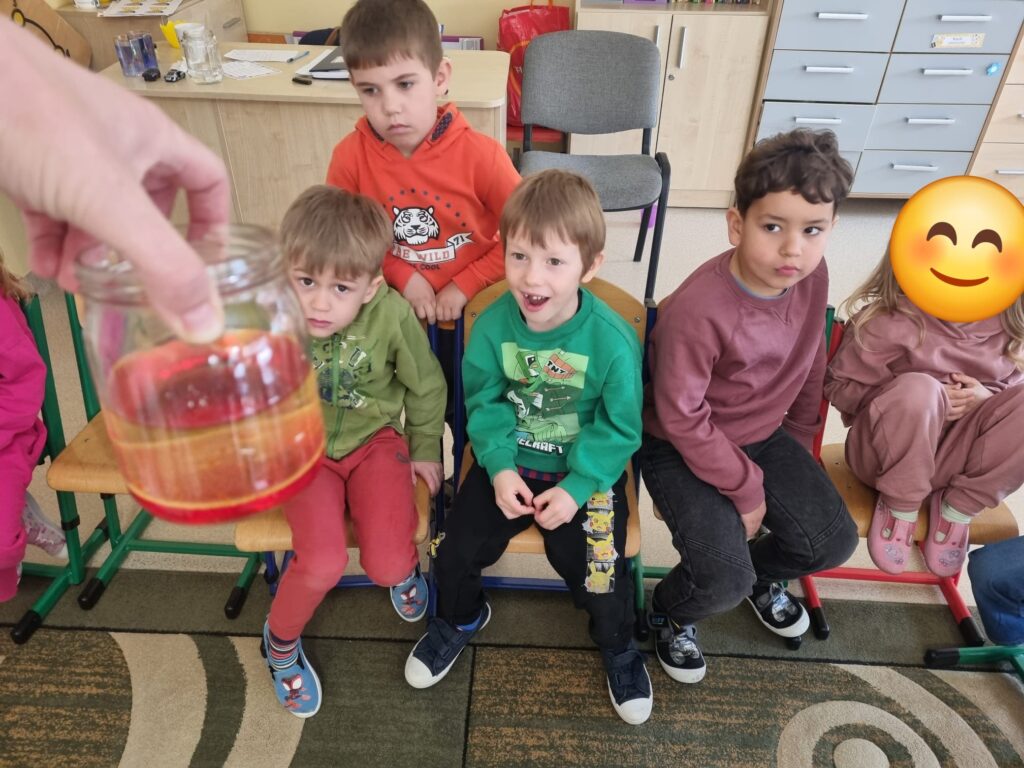 Pszczółki eksperymentują.