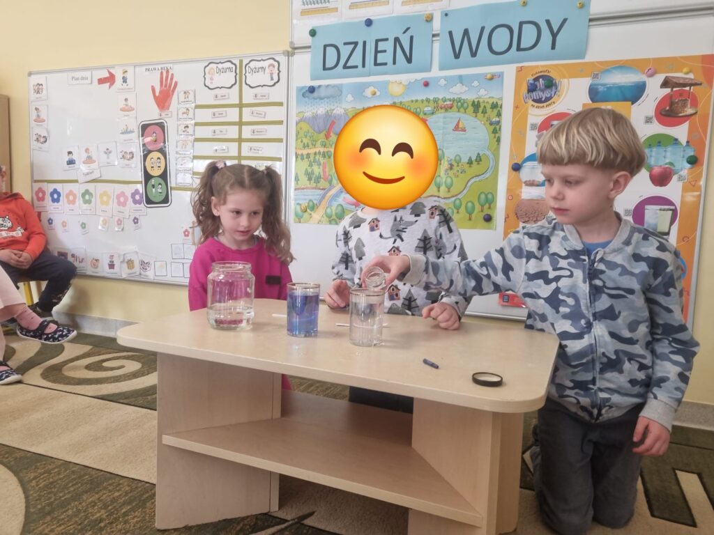 Pszczółki eksperymentują.