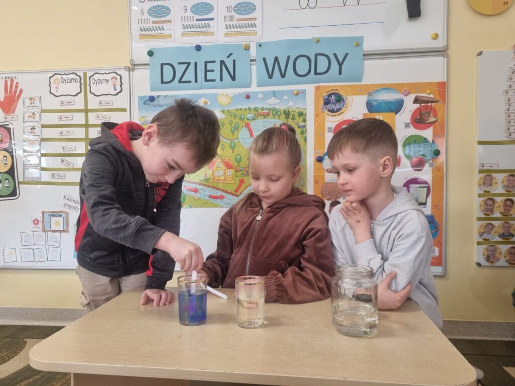 Pszczółki eksperymentują.