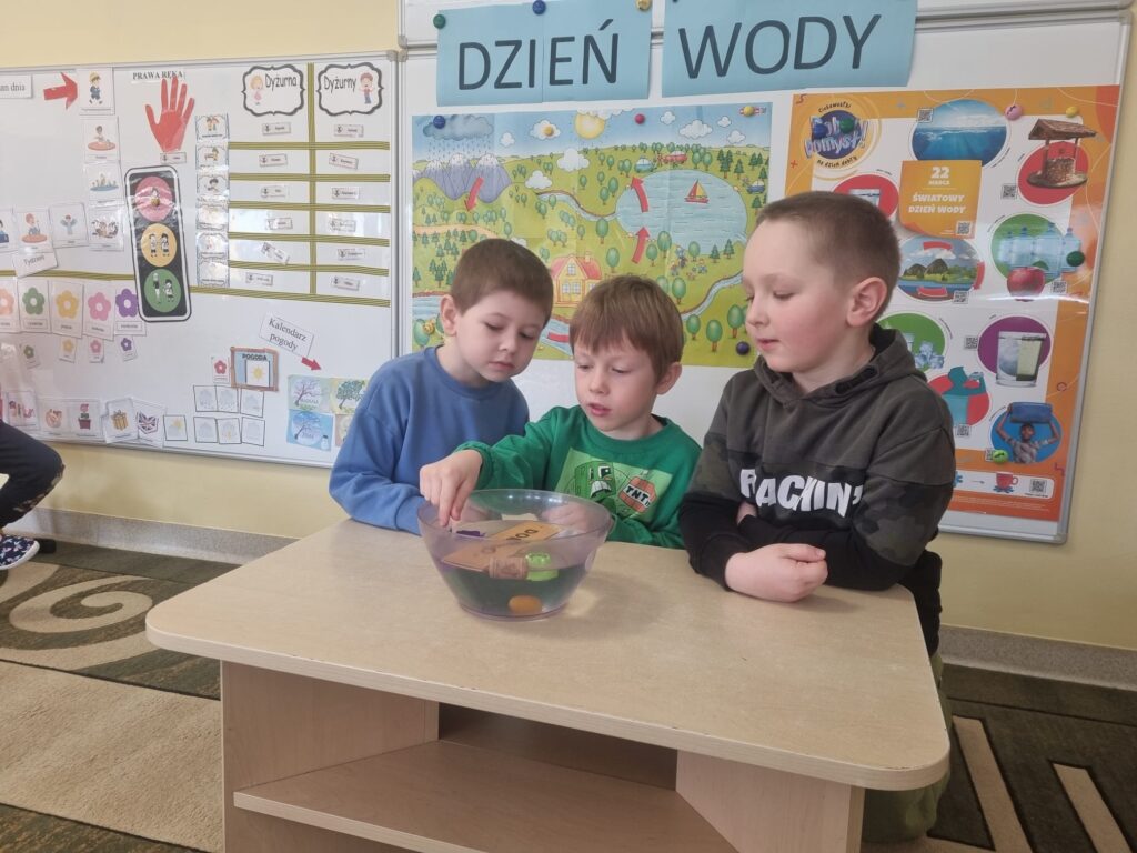 Pszczółki eksperymentują.