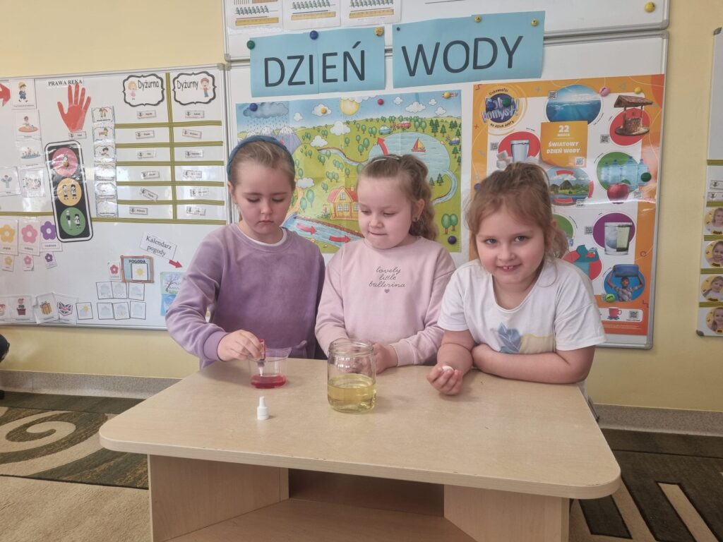 Pszczółki eksperymentują.