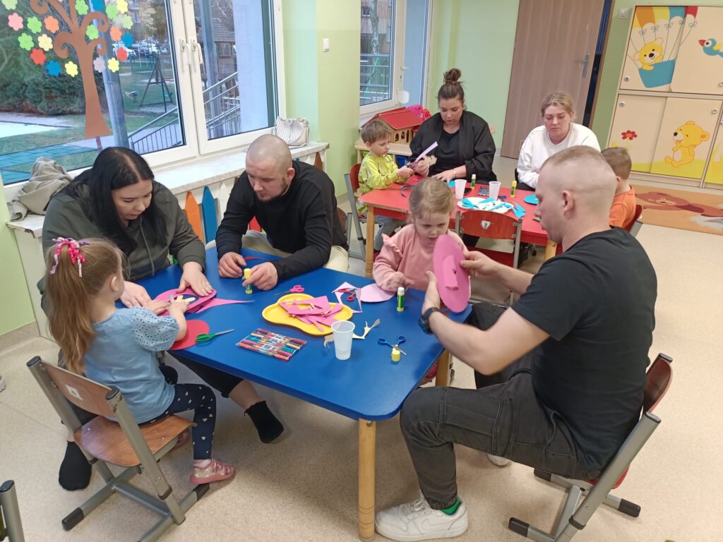 Działania plastyczne dzieci i rodziców.