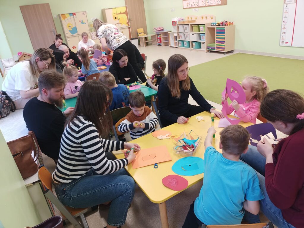 Działania plastyczne dzieci i rodziców.